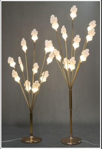 Modern Leaf-Inspired LED Floor Lamp with Gold Stem and Adjustable Lighting Tones