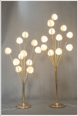 Modern floor lamp with flower-bud-shaped white LED lights on golden stems, shown in both warm and cool white light modes against a neutral grey background